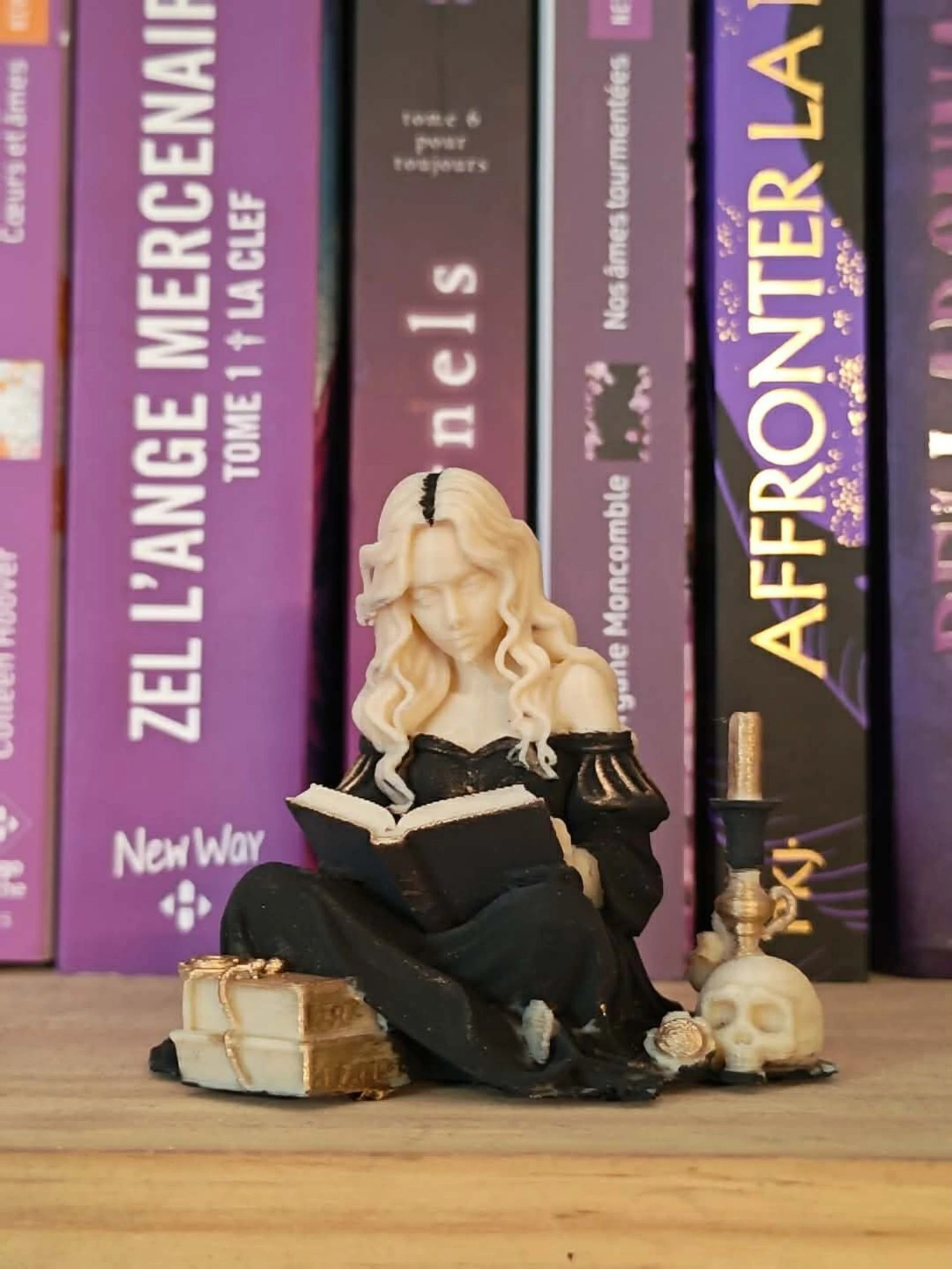 Jeune lectrice assise